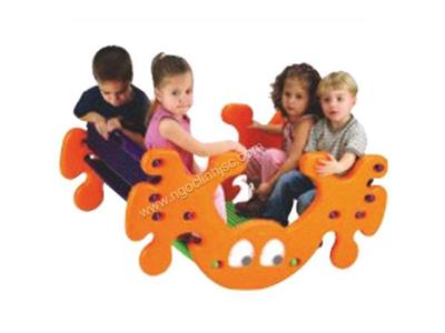 Bàn xếp hình và bập bênh con ong